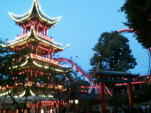 Pavillon und Achterbahn